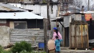 Disminuye la pobreza oficial en Argentina, pero no el drama social
