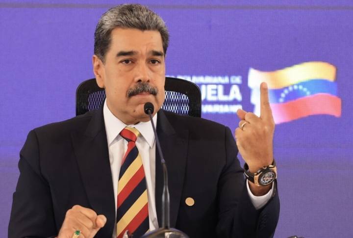 Venezuela: Maduro denuncia que ocho barcos de guerra y un submarino nuclear de EEUU “apuntan contra Venezuela”