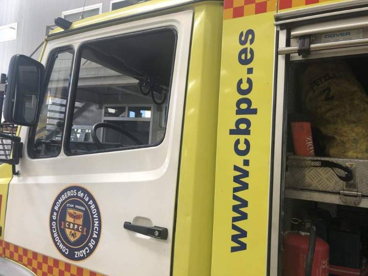 Un cortocircuito provoca un incendio en un pub de La Línea