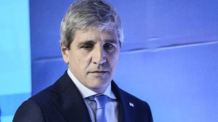 Los "campeones" compraron dólares y Toto Caputo tira la pelota afuera: "Quieren voltear al Presidente"