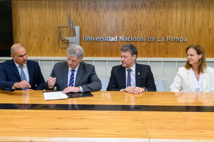 Firmaron la escritura del terreno para la Facultad de Ciencias de la Salud en Santa Rosa