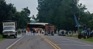 Habitantes de Capacuaro bloquean carretera tras aseguramiento de madera ilegal