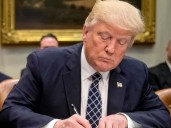 Trump propone endurecer examen de ciudadanía en EE.UU.
