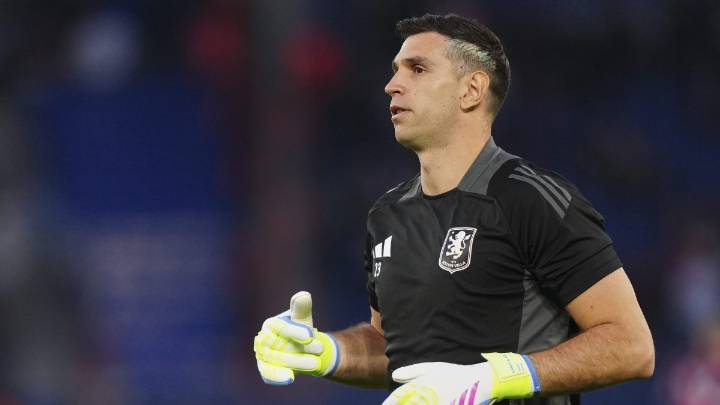 Manchester United desecha a Dibu Martínez y ficha a otro portero