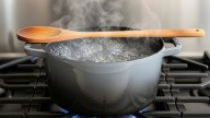 Pocos lo saben: por qué recomiendan poner una cuchara de madera sobre una olla hirviendo