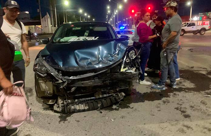 Autos chocan y vuelcan en la Zona Industrial