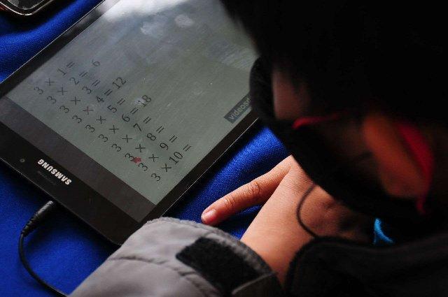 Expertos advierten riesgos para menores que comen viendo el celular