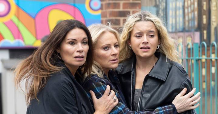 Coronation Street fans fear beloved actress has quit as they spot cryptic clue