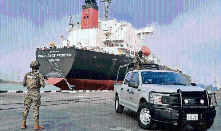 Detienen a vicealmirante y funcionarios por huachicol fiscal