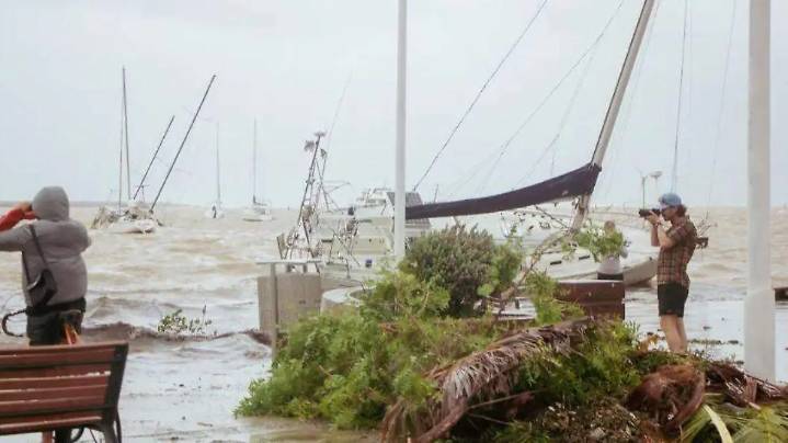 Lorena se intensificó a huracán; suspenden clases en toda Baja California Sur