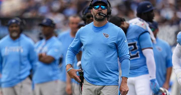 Titans coach Callahan hands off play