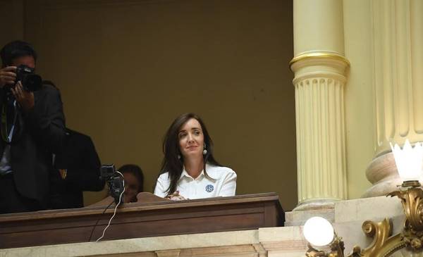 En silencio, Villarruel contempló la caída de Milei en PBA