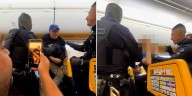 Una despedida de soltero generó caos a bordo de un avión, que debió aterrizar de emergencia: terminaron todos detenidos