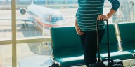 ¿Qué nacionalidad tiene un bebé que nace en un avión?