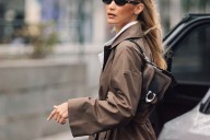 Esta gabardina de Mango es para chicas que aman los vaqueros clásicos y los auriculares con cable