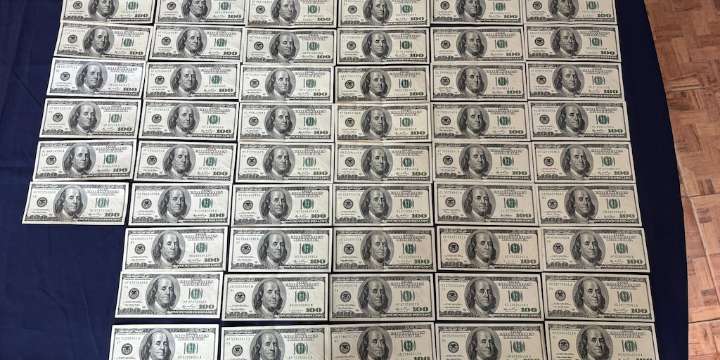 Lo frenaron en la calle, lo golpearon y le robaron de su casa 28 mil dólares: eran policías y están presos