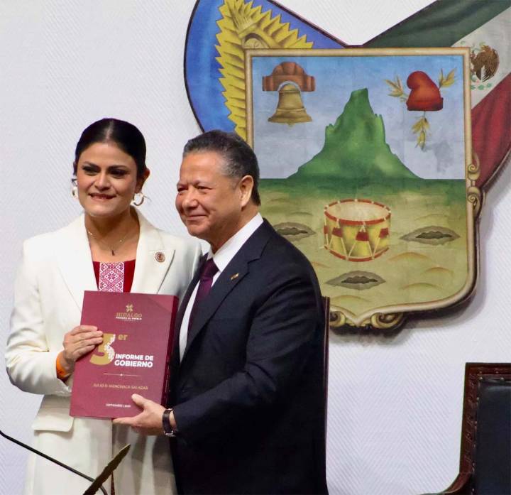 Entrega Julio Menchaca tercer informe al Congreso