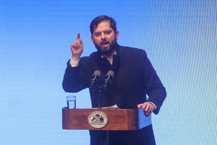 Presidente Boric advierte: “Hoy no necesitan bombardear el palacio de Gobierno para suspender la democracia”