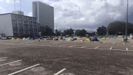 Comerciantes de Cuautitlán Izcalli mantienen un plantón por más de 30 horas en la explanada cívica
