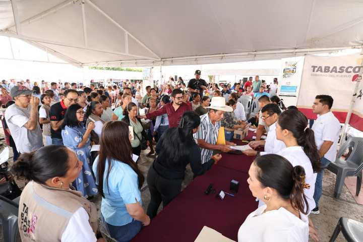 Gobierno del Pueblo lleva bienestar a familias de Comalcalco