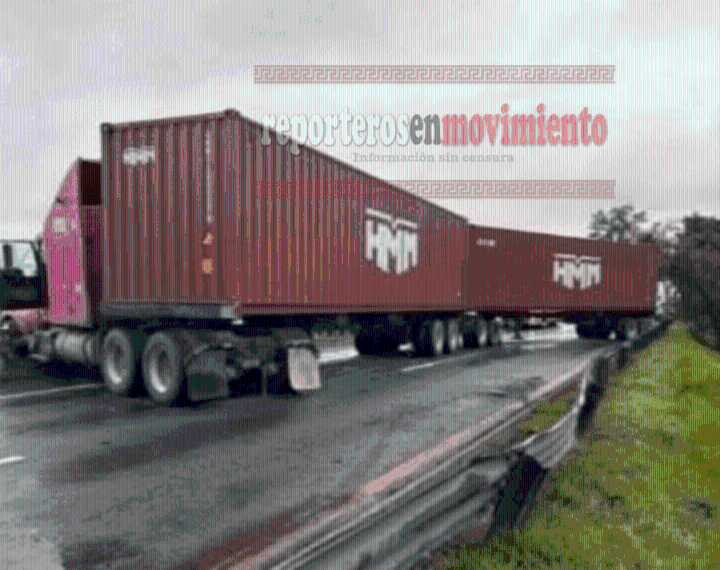 CAMIÓN DE DOBLE REMOLQUE QUEDÓ ATRAVESADO EN DOS CARRILES DE LA CARRETERA TOLUCA