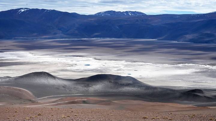 Chile firma millonario acuerdo con minera extranjera para explotar litio en tres salares