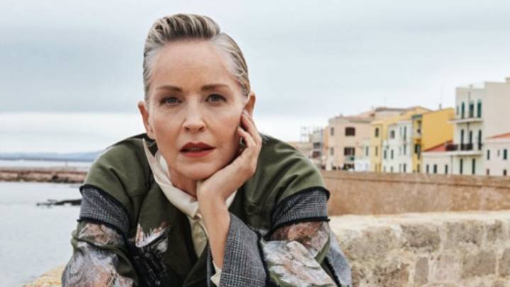 A los 67, Sharon Stone suma una nueva campaña de moda desde Cerdeña