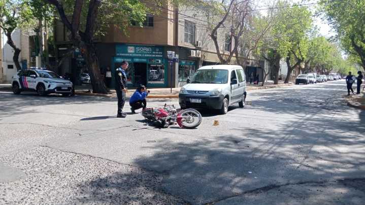 Mujer y niña hospitalizadas tras fuerte choque en Laprida y Aberastain