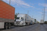 Filas de tráileres provocan tráfico lento en Juan Pablo II