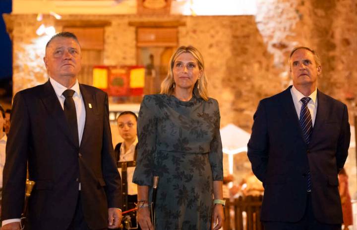 Marta Barrachina recolza la devoció dels veïns de Montanejos participant en la processó de la Verge del Rosari