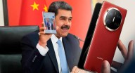 ‘No lo pueden intervenir los gringos’: Maduro presume teléfono Huawei, regalo del presidente de China