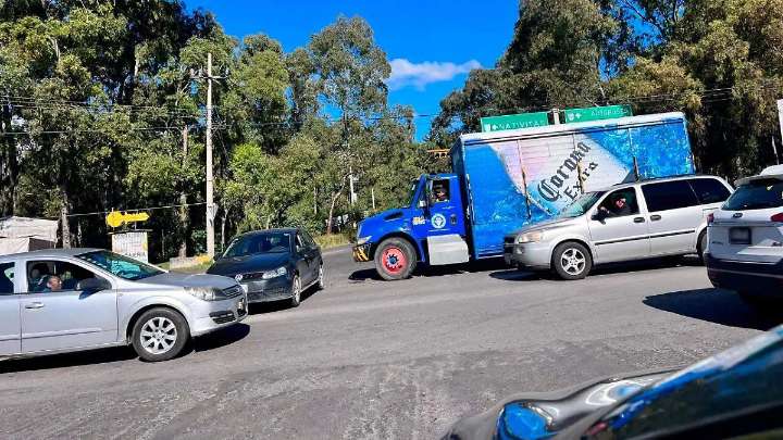 Todos contra todos: Fallan semáforos en crucero del C5i; tráfico y riesgo de accidentes en la zona