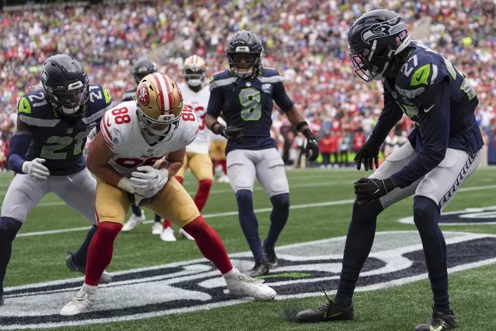 Jake Tonges atrapa un pase desviado y los 49ers vencen a los Seahawks 17