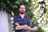 Juglar siglo XXI. Tiene 35 años y recorre pueblos para mantener vivas sus historias: “Seguimos siendo cavernícolas alrededor del fuego”