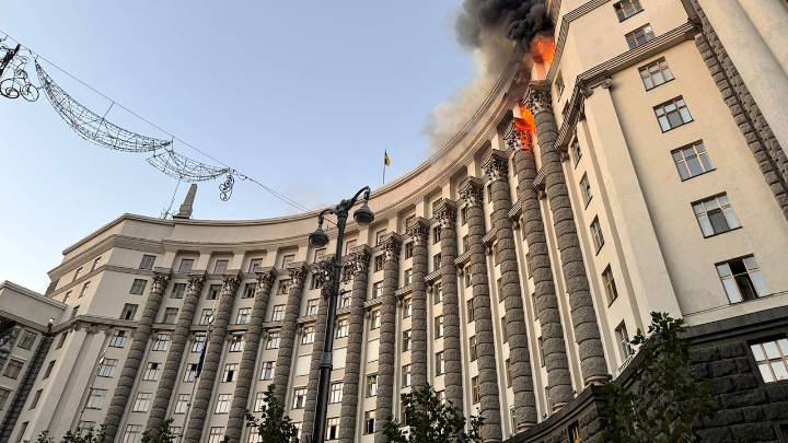Rusia lanza el mayor bombardeo registrado en la guerra contra Ucrania y golpea la sede del gobierno; aún no logran controlar el incendio
