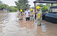 Evacuan familias de Colonia Juárez por río desbordado