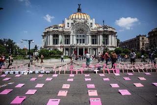 Madres de víctimas colocan memorial frente a Bellas Artes para exigir justicia