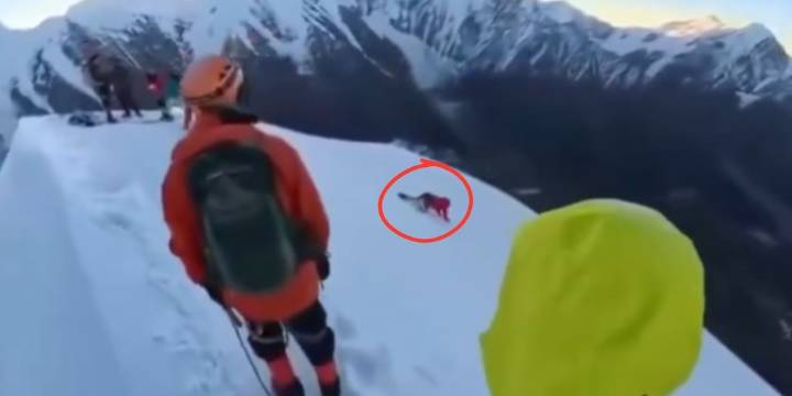 Se soltó del arnés para tomarse una selfie en el monte Nama, pero resbaló y murió tras caer 200 metros