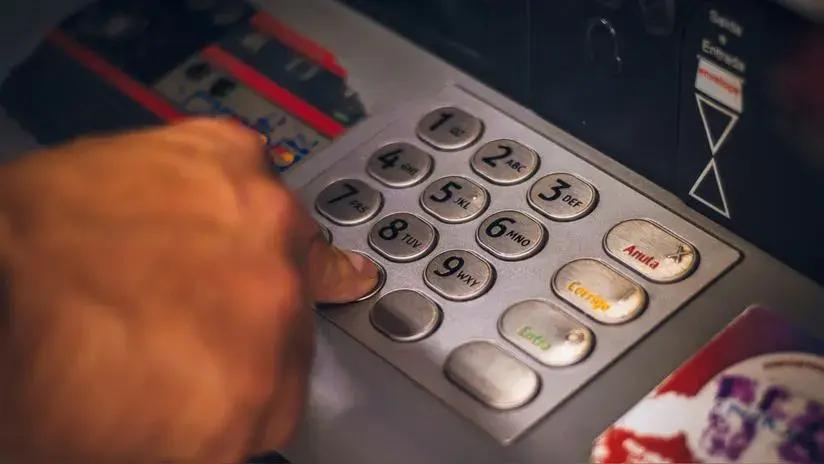 Un trabajador en Chile recibió por error más de 330 sueldos, renunció y no devolvió el dinero: tres años después ha sido absuelto