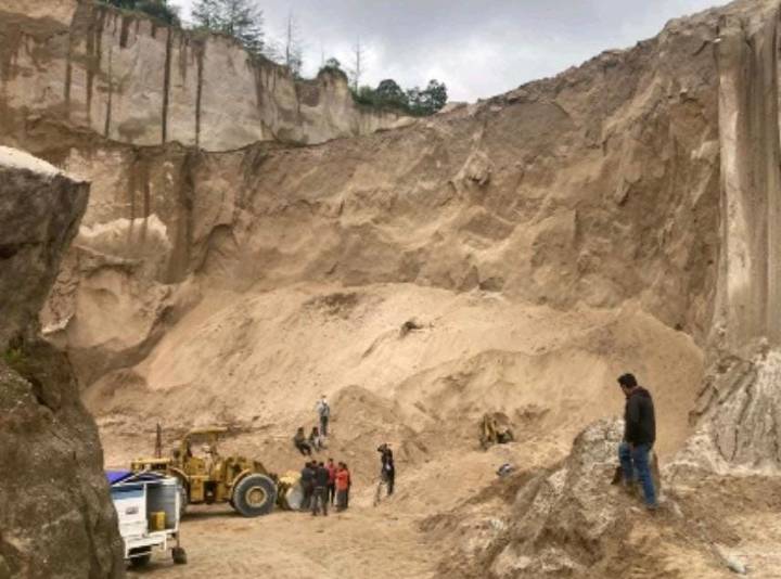 Derrumbe en mina de arena de Tlahuapan deja muerto a un joven de 27 años