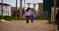 Según el INDEC, la pobreza cayó al 31,6% en el primer semestre, la cifra más baja desde 2018