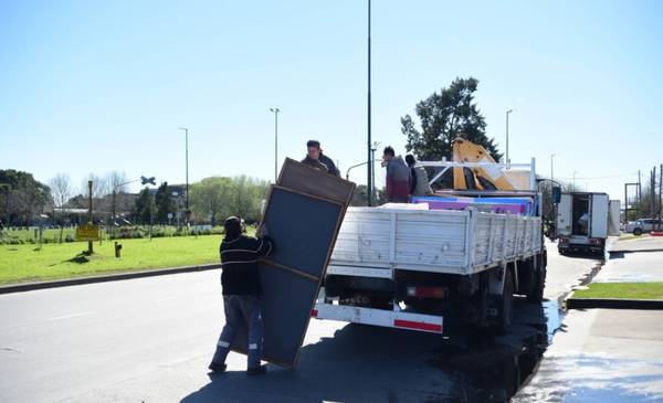 Operativo "limpieza electoral" en las calles de La Plata: por la veda, retiran carteles de candidatos