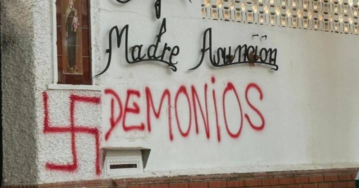 Vandalizan un colegio católico de Málaga con pintadas de símbolos nazis y amenazas anticlericales