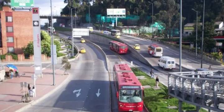 Joven murió tras caer de un puente peatonal en Bogotá: esto es lo que se sabe