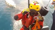 Así fue el complicado rescate en helicóptero del tripulante de un velero herido en la costa de Lugo
