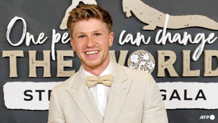 Robert Irwin praises mother Terri for handling his father Steve Irwin's death with 'such grace'
