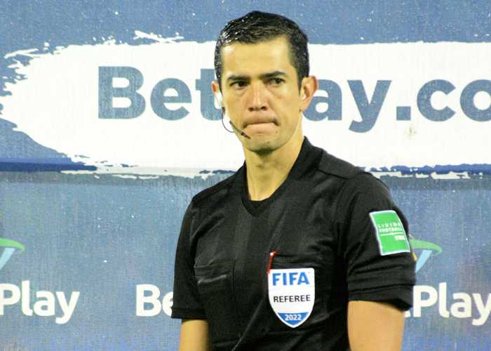 25 Árbitros, 558 tarjetas amarillas, 67 rojas y 30 penaltis