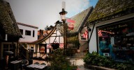 La pequeña ciudad costera de California que tiene casas de cuento de hadas y está a tan solo 5 horas de Los Ángeles