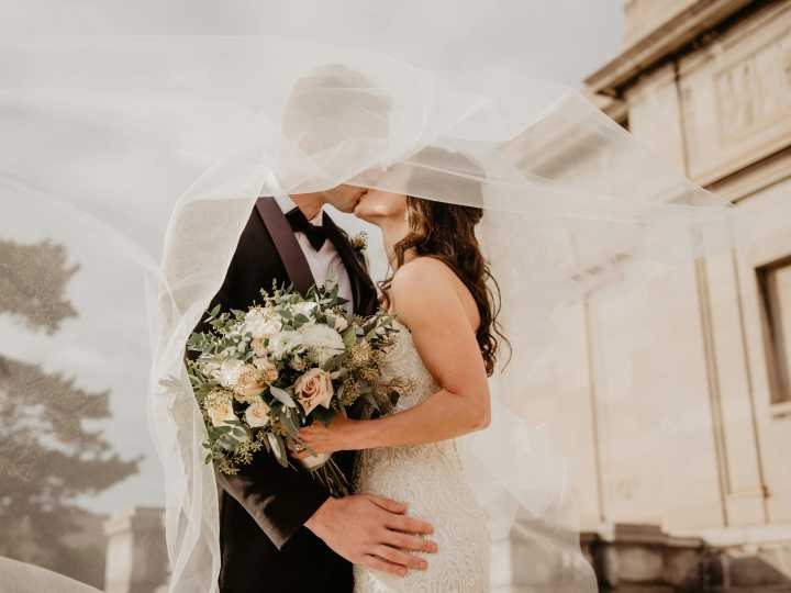 Se casaron y cuatro años después descubrieron quién era el misterioso intruso en su boda