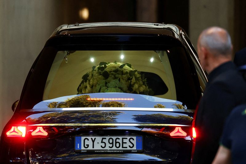 Former workers bid farewell to Giorgio Armani, who was 'like a father'